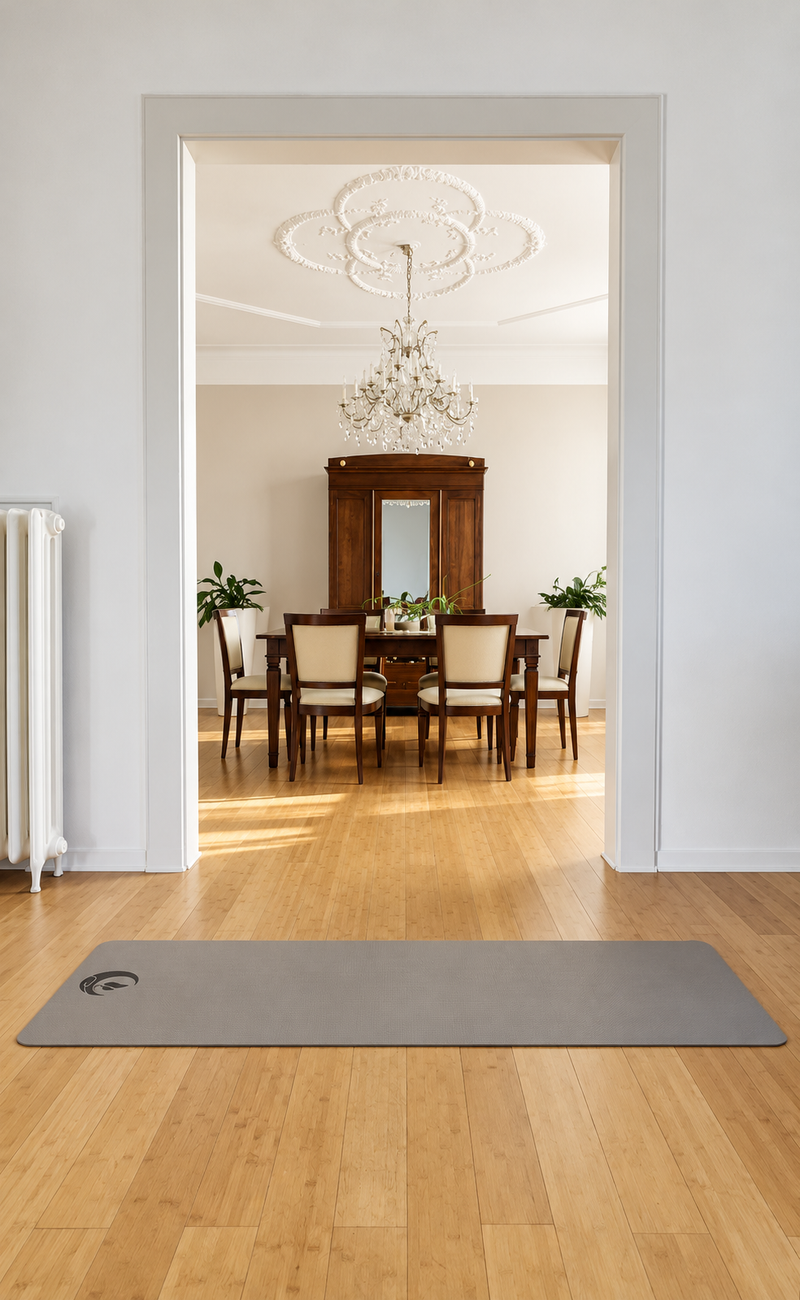 Luterra Yogamatte auf Holzdielen in einer Altbauwohnung